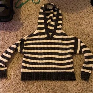 It is a  comfortable sweatshirt with a hood gn!